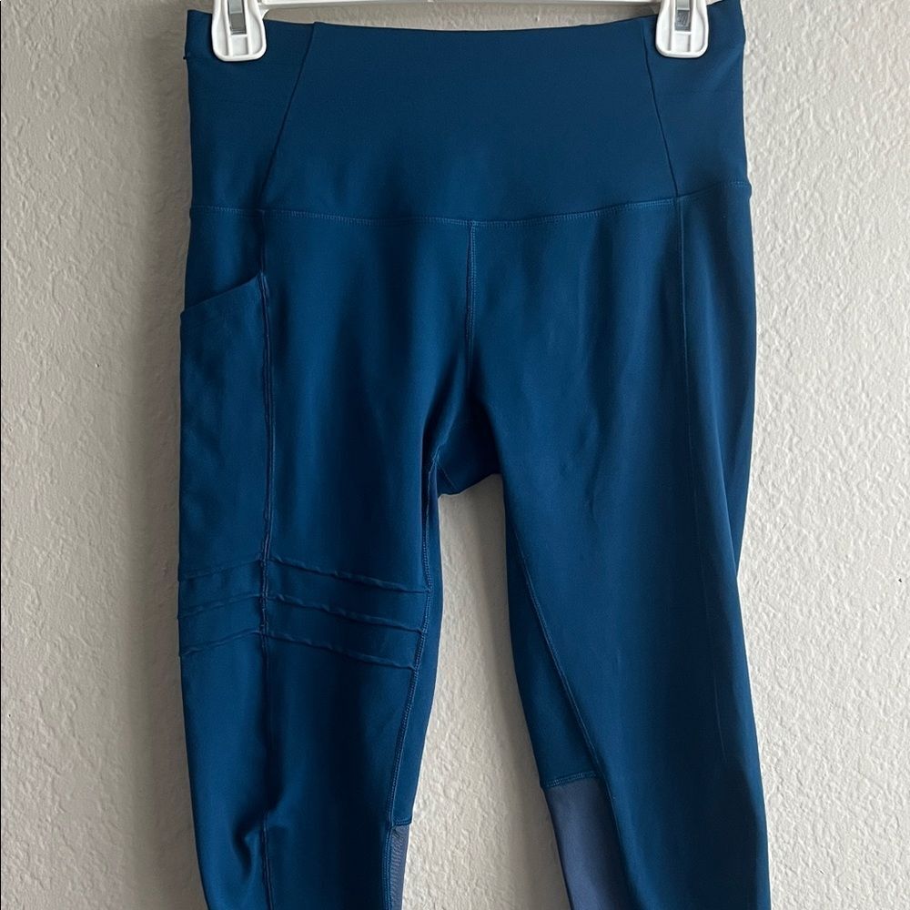 Like New! Oiselle Blue Teal Leggings with Mesh Panel Pockets in Size 4 - Picture 3 of 14